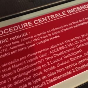 Plaque plastique acrylique bicouche gravée blanc sur fond rouge (tarif selon projet)